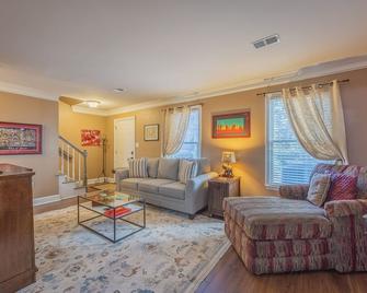Heart of Athens! Beautiful Townhouse, 15 Minute Walk to Stadium, Downtown. - Athens - Living room