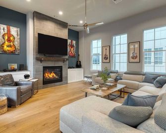 Town Lake Townhouse Hot Tub, Game Room & Skyline Views - Austin - Sala de estar