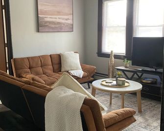Cozy Guesthouse in the Heart of Worcester - West Millbury - Living room
