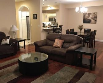 Ground Floor Lakefront Condo- Indoor Pool, Private Beach, Balcony - Geneva-on-the-Lake - Sala de estar