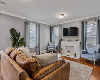 Midtown Retreat, 4mi to Downtown & Large Private Deck - Memphis - Living room