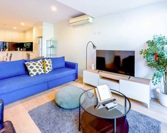 Pride Modern 2BR Apt in Bentleigh Private Garden Free Parking - Brighton East - Living room