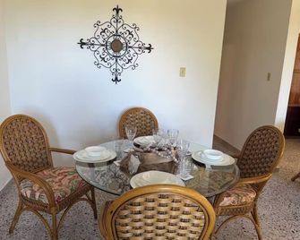 Cozy Mountain Getaway with Stunning Views and a outdoor balcony ! - Utuado - Dining room