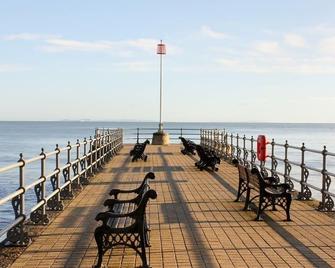 Beachcomber Holiday Apartments - Swanage - Beach