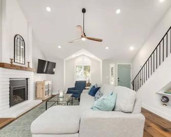 Fresno Home|Family Friendly Loft| 3/2.5 | Garage - Clovis - Living room