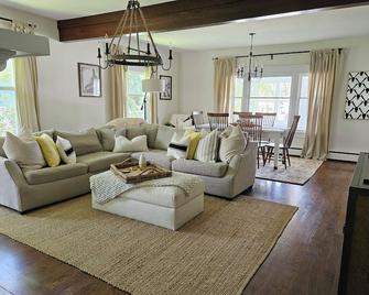 Last Minute August Openings! Low Midweek Rates. No Cleaning Fees. - Lewistown - Sala de estar