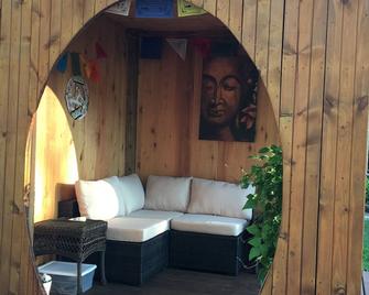 Original cozy farmhouse homestead 2 blocks from the bike path and - Madison - Patio