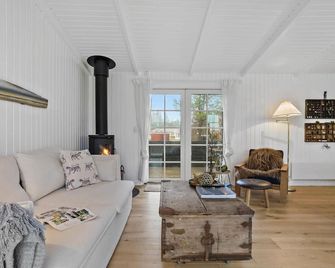 Cozy Home In Ålbæk With Wifi - Ålbæk - Living room