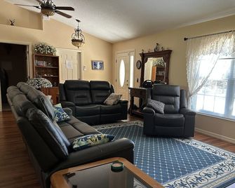 Custom home great local, boat parking, near dock, food, scalloping, Manatee. - Homosassa - Sala de estar
