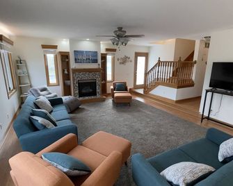 Barbee Lake Big House! Sleeps 14+ Game Garage! Pier and Dock to Barbee! - Warsaw - Living room