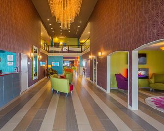 Clarion Inn & Suites Evansville Eastland Area - Evansville - Lobby