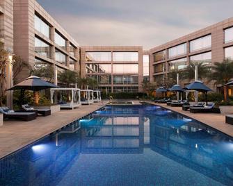 希爾頓班加羅爾使館高爾夫酒店 - 邦加羅爾 - 班加羅爾 - 游泳池