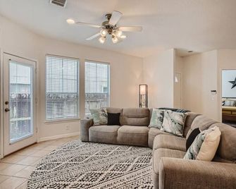 Spacious 6-bedroom Duplex w/Pool Mins FC Stadium / Domain - Austin - Sala de estar