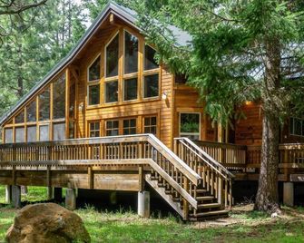 Soda Mountain Cabin w/ Jacuzzi and Wood Stove at Green Springs Inn - Ashland - Building