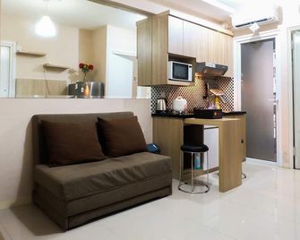 Cozy And Simply 1br Green Pramuka Apartm - Yakarta - Cocina