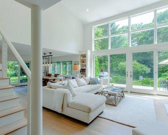 3 Bedroom House with Guest Cottage on 3 Acres off Middle Road - Chilmark - Sala de estar