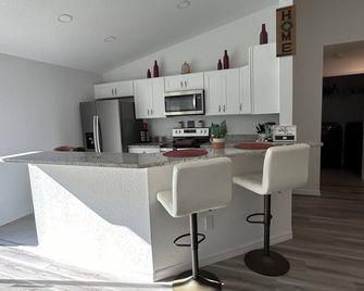 3 Bed 2 Bath Sleeps 6 Pool Retreat in Eustis, FL!!! - Eustis - Kitchen