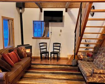 Cozy Woodland Escape: Scenic Cabin Retreat in Alpine, WY - Alpine - Living room