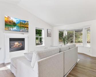 3-bedroom cozy getaway home - Sedro Woolley - Living room