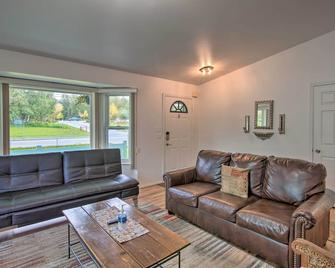 Quaint Ranch Home with Yard in Midtown Anchorage! - Anchorage