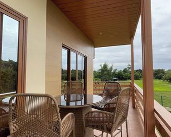 Peaceful One-bedroom Couple's Retreat with AC, WiFi near Urbiztondo - San Juan - Balcony