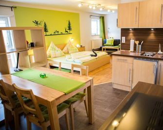 Waldzimmer - Lovingly furnished apartment near Musikhaus Thomann - Wachenroth - Cocina