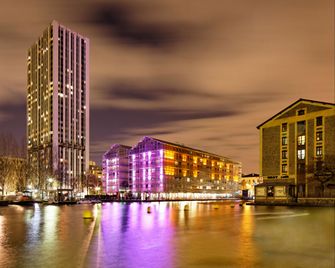 Holiday Inn Express Paris - Canal De La Villette By IHG - Paris - Building