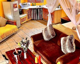 Manzini Chalets - Marloth Park - Wohnzimmer