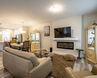 Creekwood Lodgette Luxury 3 bedroom - Edmonton - Living room