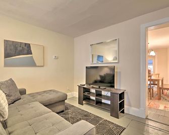 Cozy Lambertville Abode in the Heart of Downtown! - Lambertville - Living room