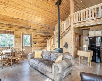 Cozy 2-bedroom cabin in a lovely slice of heaven in Hesperus off Cherry Creek Rd - Hesperus - Living room