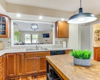14 Mi to Dtwn Indy: Family Gem w/ Yard - Greenwood - Kitchen