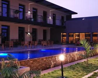 Au Bord De L'Eau - Bamako - Pool