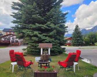 Lido Motel - Radium Hot Springs - Patio