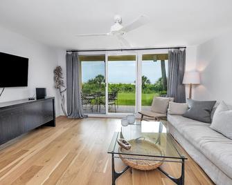 King and Prince #184 - Brunswick - Living room