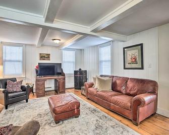 Restored Historic Home Half Mile to Ski Resort! - Otis - Living room
