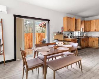 Perch - Skatecreek Cabin - Ashford - Kitchen