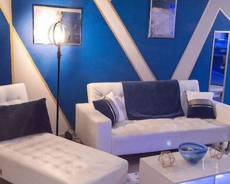 Experience the Braves in Style and Comfort!! Near Cumberland Mall & Roxy Theatre - Smyrna - Living room