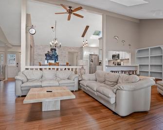 Margaritaville Luxurious Lakeview Living - Osage Beach - Living room