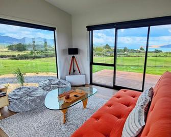 Koutu Cove: Luxe 1 Bedroom Pod - Opononi - Living room