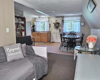 Joshs Campton Cottage By The Pemi River In The White Mountains! - Campton - Sala de estar