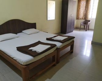 Iroomz Hotel Vishwa Lodging - Dharwad - Bedroom