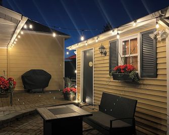 Cozy little house next to Montreal with all the services and activities around. - Mont-Saint-Hilaire - Patio