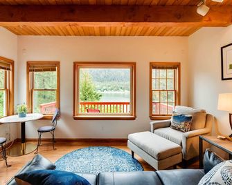Juneau Vacation Home: Stunning View + Beach Access - Juneau - Living room