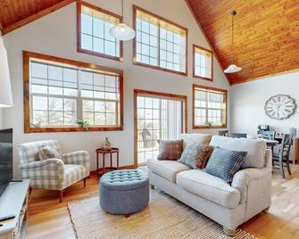 Vineyard Sanctuary - Penn Yan - Living room