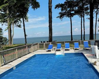 Bay House with Amazing View & Swimming Pool (open May- Sept.) - Reedville - Pool