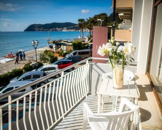 Hotel West End - Alassio - Balcón