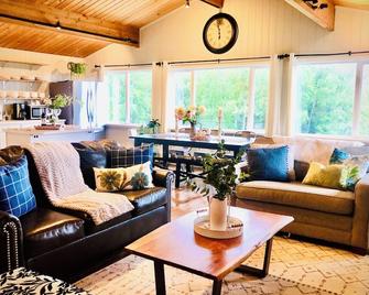 Lovely 3br/2ba Hideaway! Great For Groups & Families! Inlet & Denali Views - Eagle River - Sala de estar