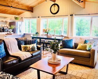 Lovely 3br/2ba Hideaway! Great For Groups & Families! Inlet & Denali Views - Eagle River - Sala de estar