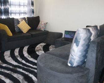 Modern Home W/ Elevator & Backup Generator-Dstv+wifi - Ruiru - Living room